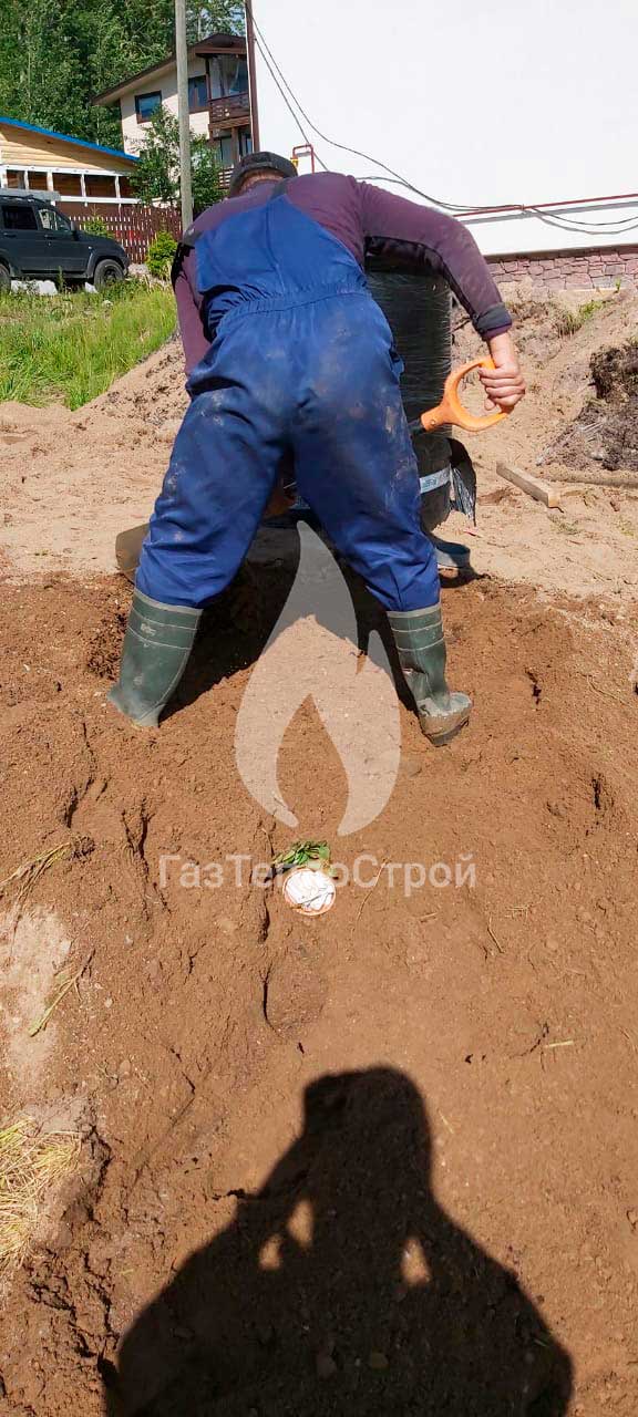 Монтаж септика рабочим